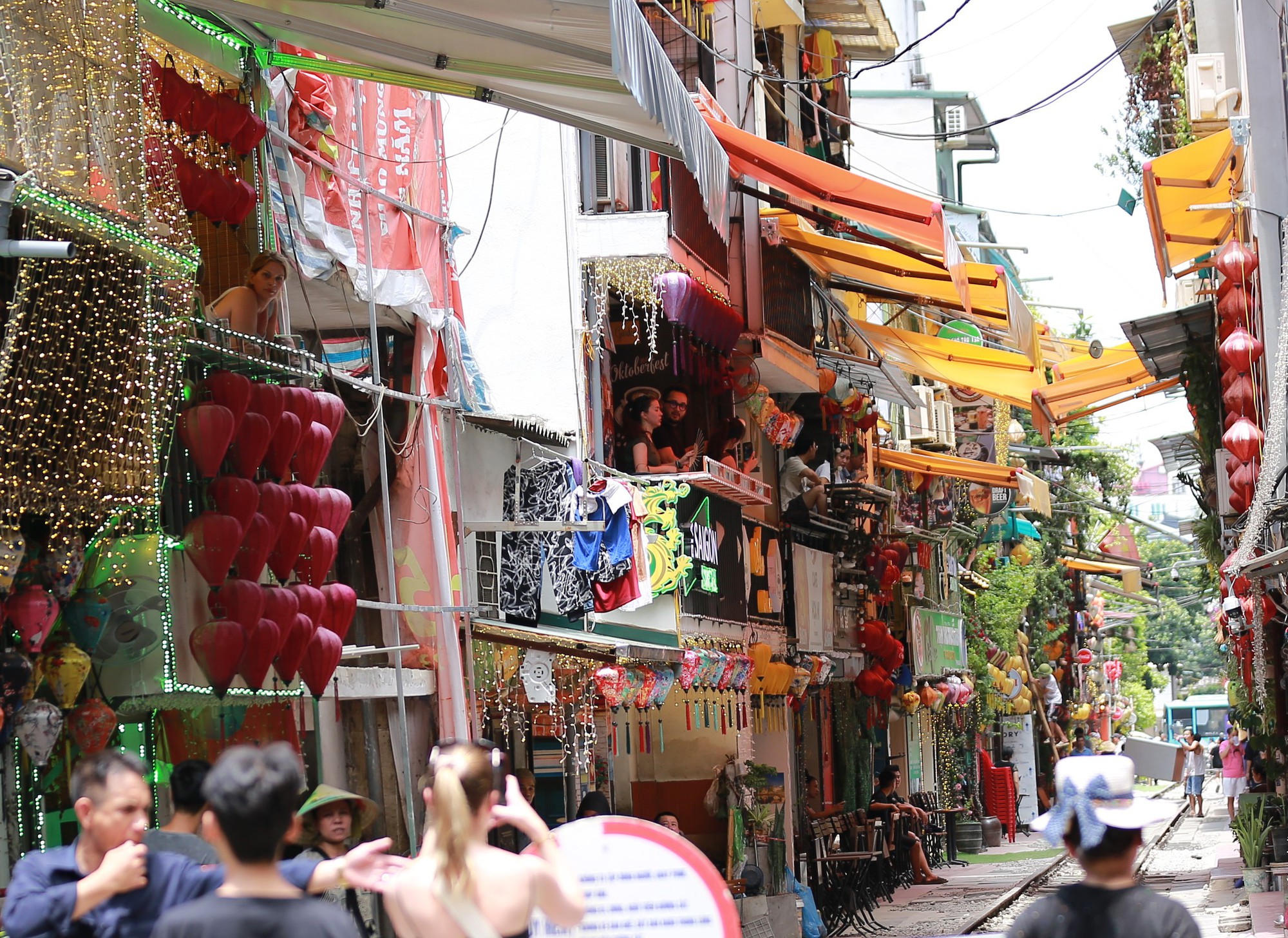 Sốc vì cảnh khách du lịch nườm nượp checkin ở "xóm cà phê đường tàu" Hà Nội, bất chấp các loại biển cảnh báo nguy hiểm - Ảnh 9