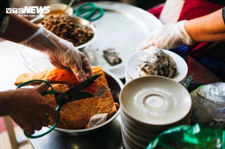 Quán bánh cuốn gia truyền 40 năm luôn đông khách ở Hà Nội, được Michelin đề xuất - Ảnh 2