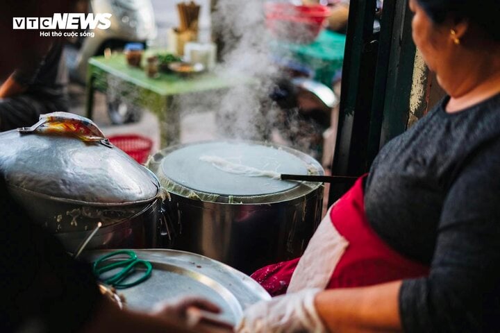 Quán bánh cuốn gia truyền 40 năm luôn đông khách ở Hà Nội, được Michelin đề xuất - Ảnh 1