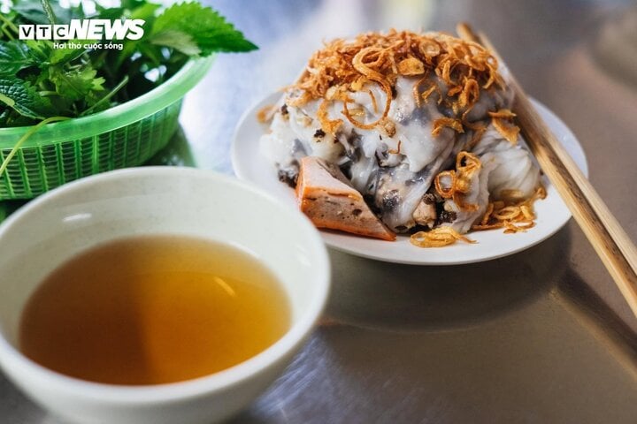 Quán bánh cuốn gia truyền 40 năm luôn đông khách ở Hà Nội, được Michelin đề xuất - Ảnh 3