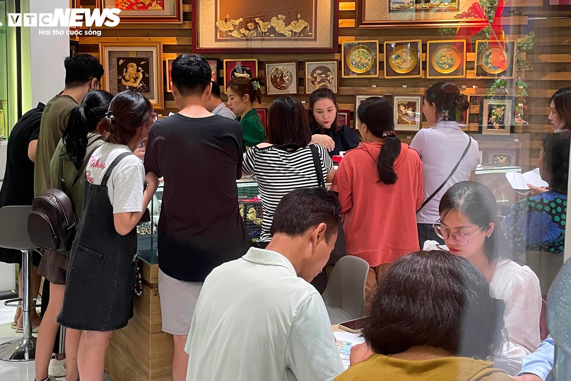 Giá vàng lao dốc: Ngân hàng chỉ bán, cửa hàng chỉ mua, nhiều khách về tay trắng - Ảnh 6