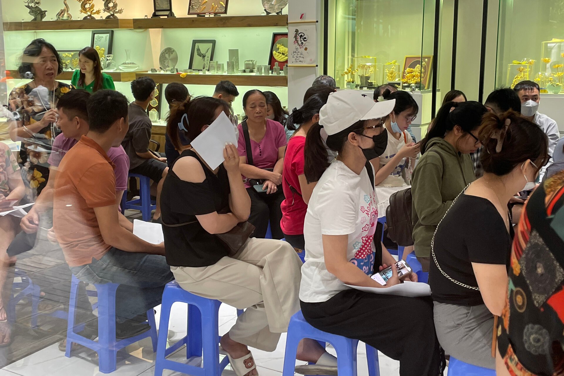 Giá vàng lao dốc: Ngân hàng chỉ bán, cửa hàng chỉ mua, nhiều khách về tay trắng - Ảnh 5