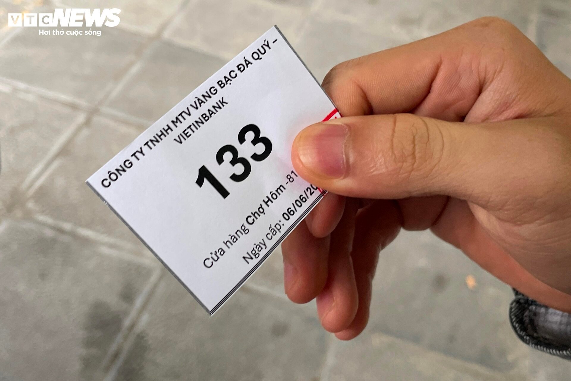 Giá vàng lao dốc: Ngân hàng chỉ bán, cửa hàng chỉ mua, nhiều khách về tay trắng - Ảnh 8