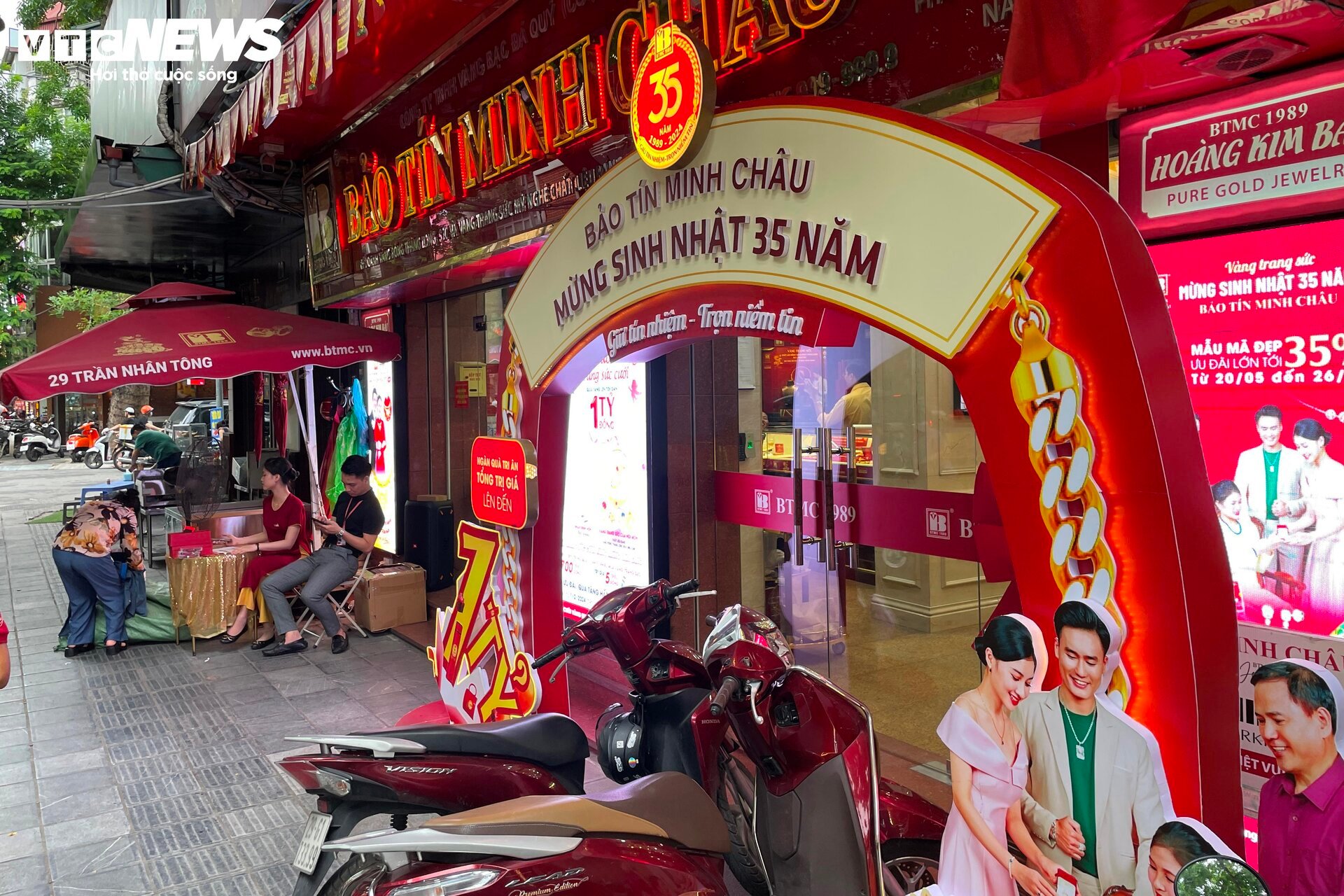 Giá vàng lao dốc: Ngân hàng chỉ bán, cửa hàng chỉ mua, nhiều khách về tay trắng - Ảnh 10