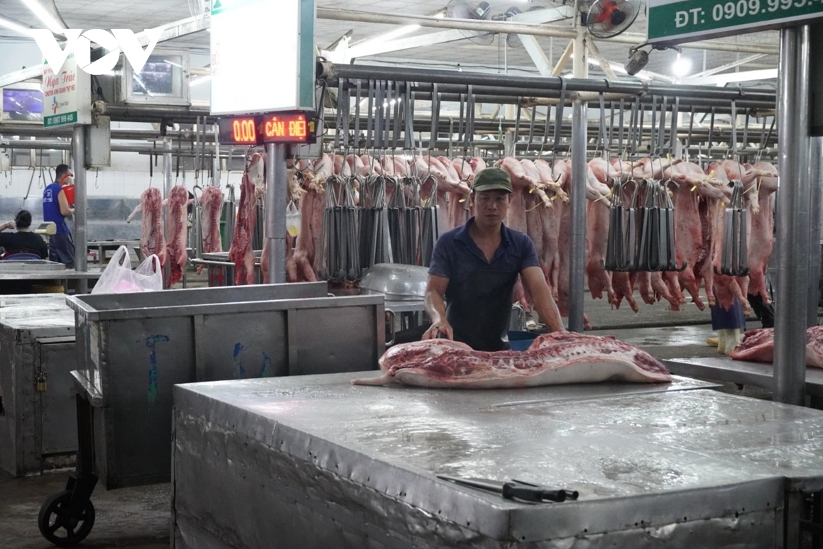 Nguồn cung giảm, giá thịt heo ở chợ truyền thống tại TP.HCM tăng - Ảnh 2