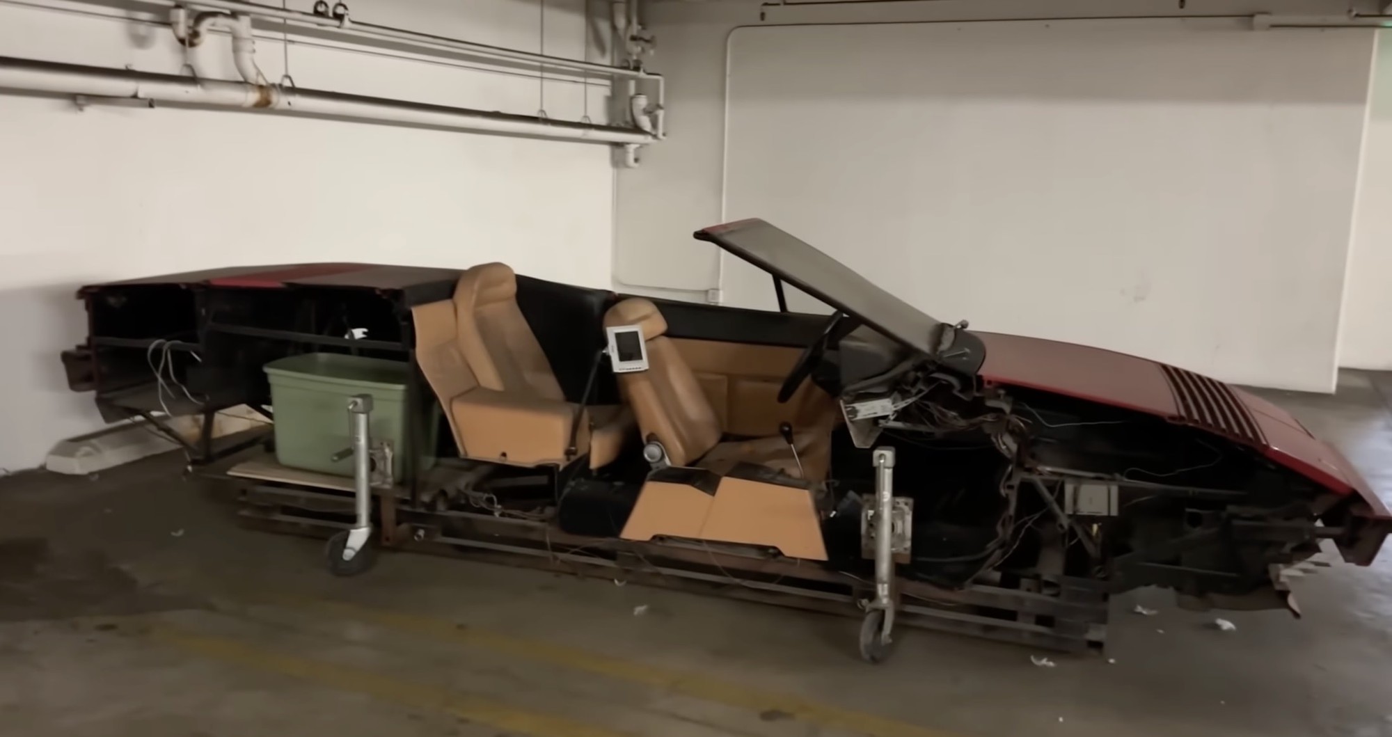 Khó tin siêu xe Ferrari cũng có ngày như thế này: 'Mỗi nửa một nơi' đầy khó hiểu, không biết làm gì ngoài để chơi game - Ảnh 6