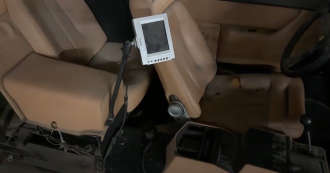 Khó tin siêu xe Ferrari cũng có ngày như thế này: 'Mỗi nửa một nơi' đầy khó hiểu, không biết làm gì ngoài để chơi game - Ảnh 5