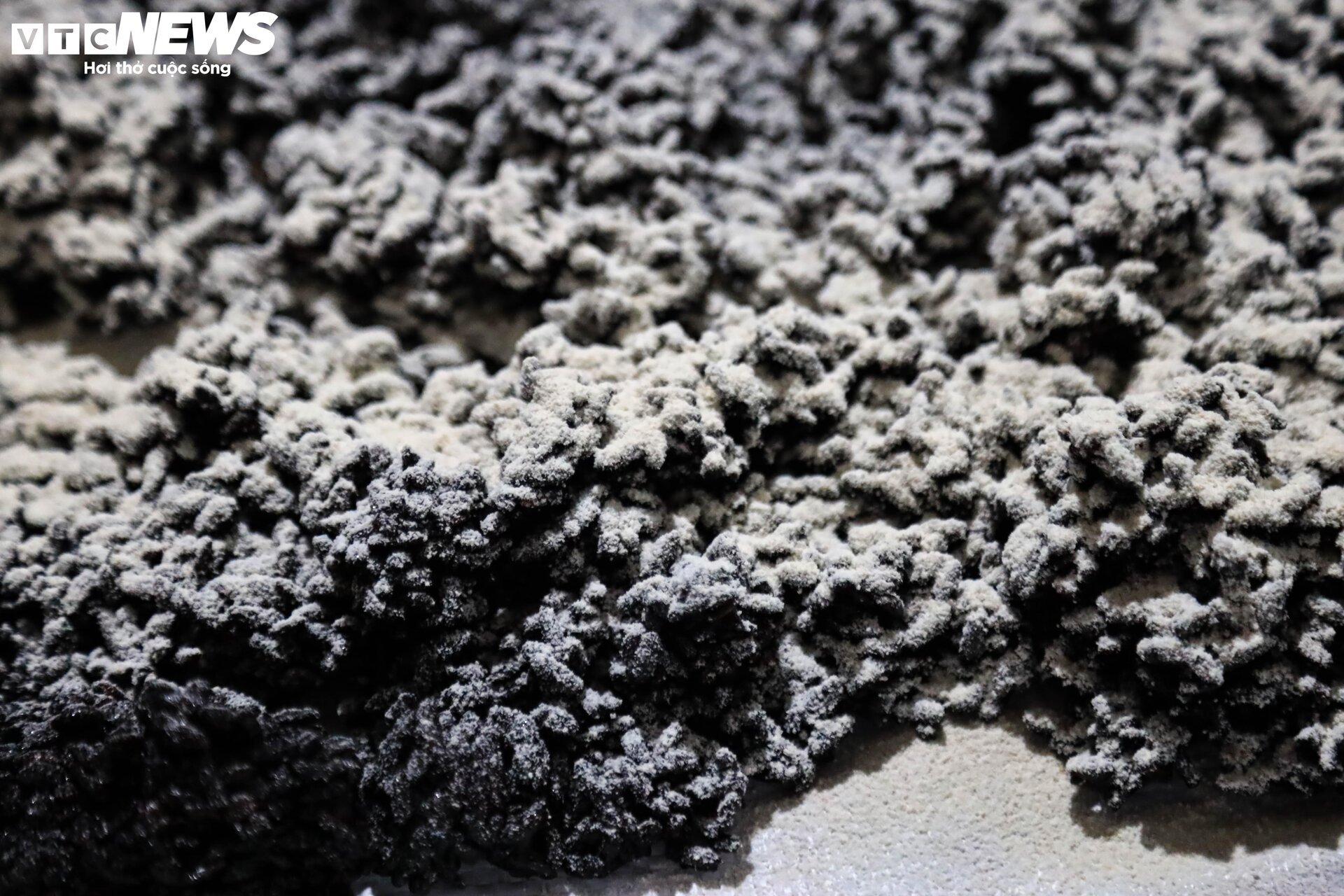 'Thủ phủ' rượu nếp ở Hà Nội sáng đèn suốt đêm trước ngày Tết Đoan Ngọ - Ảnh 9