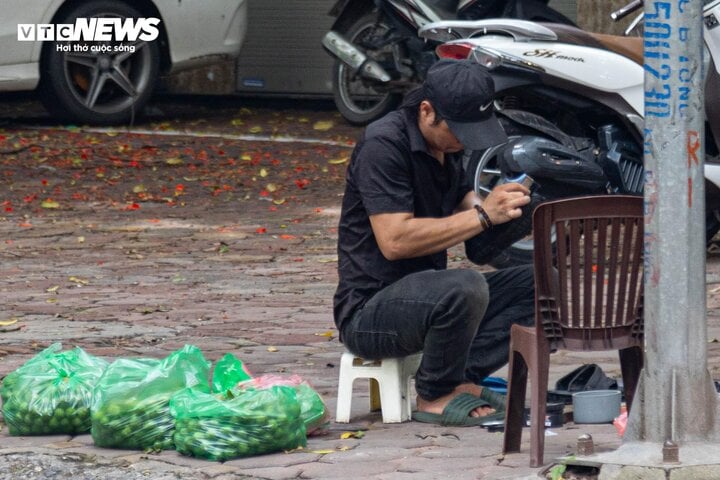 Kiếm tiền mưu sinh với nghề 'treo người' giữa lưng chừng trời ở Hà Nội - Ảnh 3