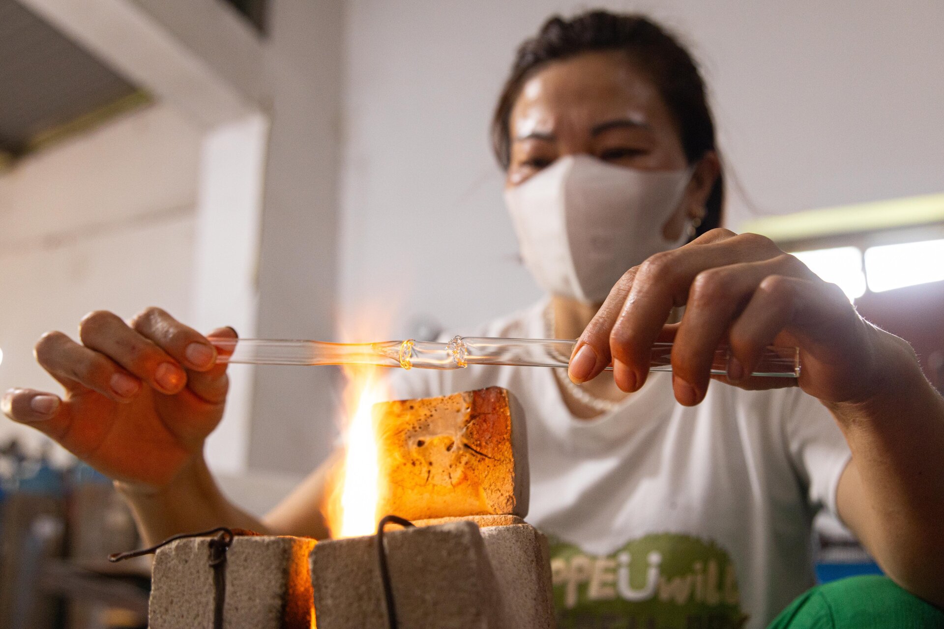 Nghề mưu sinh độc đáo ở Hà Nội: 'Ôm' lò lửa giữa nắng nóng để 'thổi' ra tiền - Ảnh 8