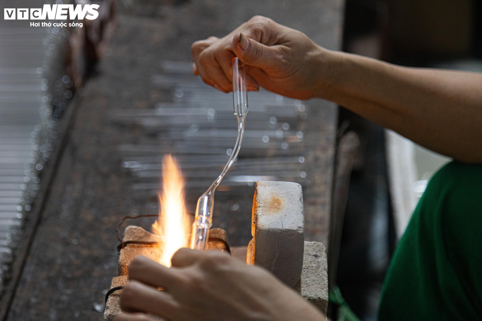 Nghề mưu sinh độc đáo ở Hà Nội: 'Ôm' lò lửa giữa nắng nóng để 'thổi' ra tiền - Ảnh 9