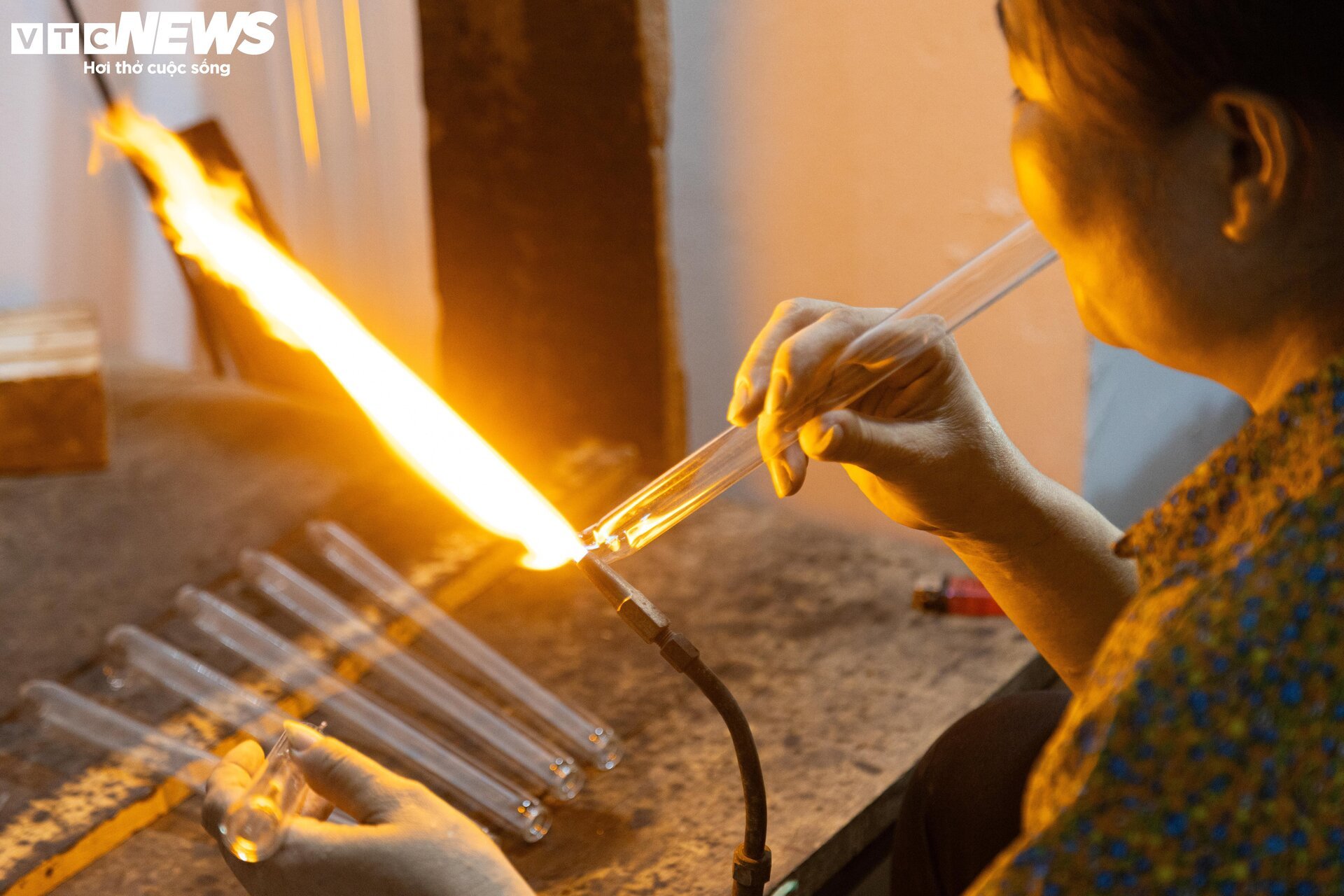 Nghề mưu sinh độc đáo ở Hà Nội: 'Ôm' lò lửa giữa nắng nóng để 'thổi' ra tiền - Ảnh 7