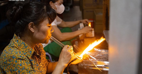 Nghề mưu sinh độc đáo ở Hà Nội: 'Ôm' lò lửa giữa nắng nóng để 'thổi' ra tiền