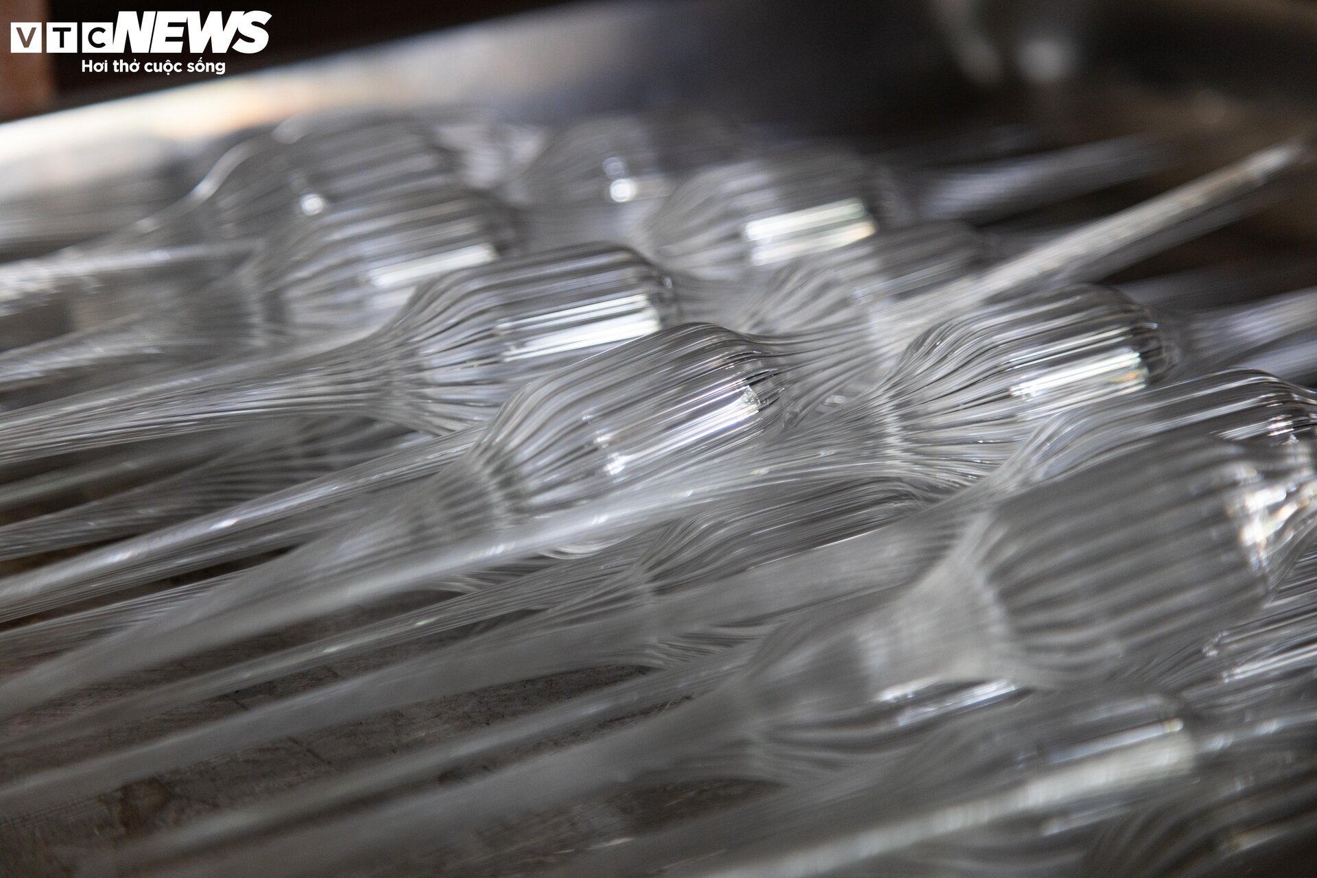 Nghề mưu sinh độc đáo ở Hà Nội: 'Ôm' lò lửa giữa nắng nóng để 'thổi' ra tiền - Ảnh 3