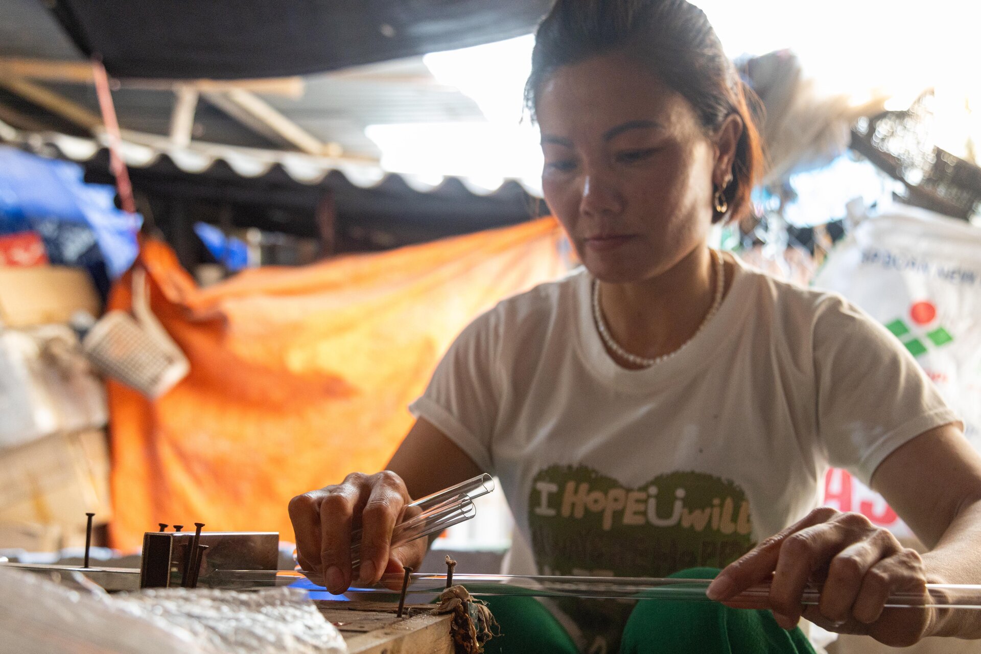 Nghề mưu sinh độc đáo ở Hà Nội: 'Ôm' lò lửa giữa nắng nóng để 'thổi' ra tiền - Ảnh 5