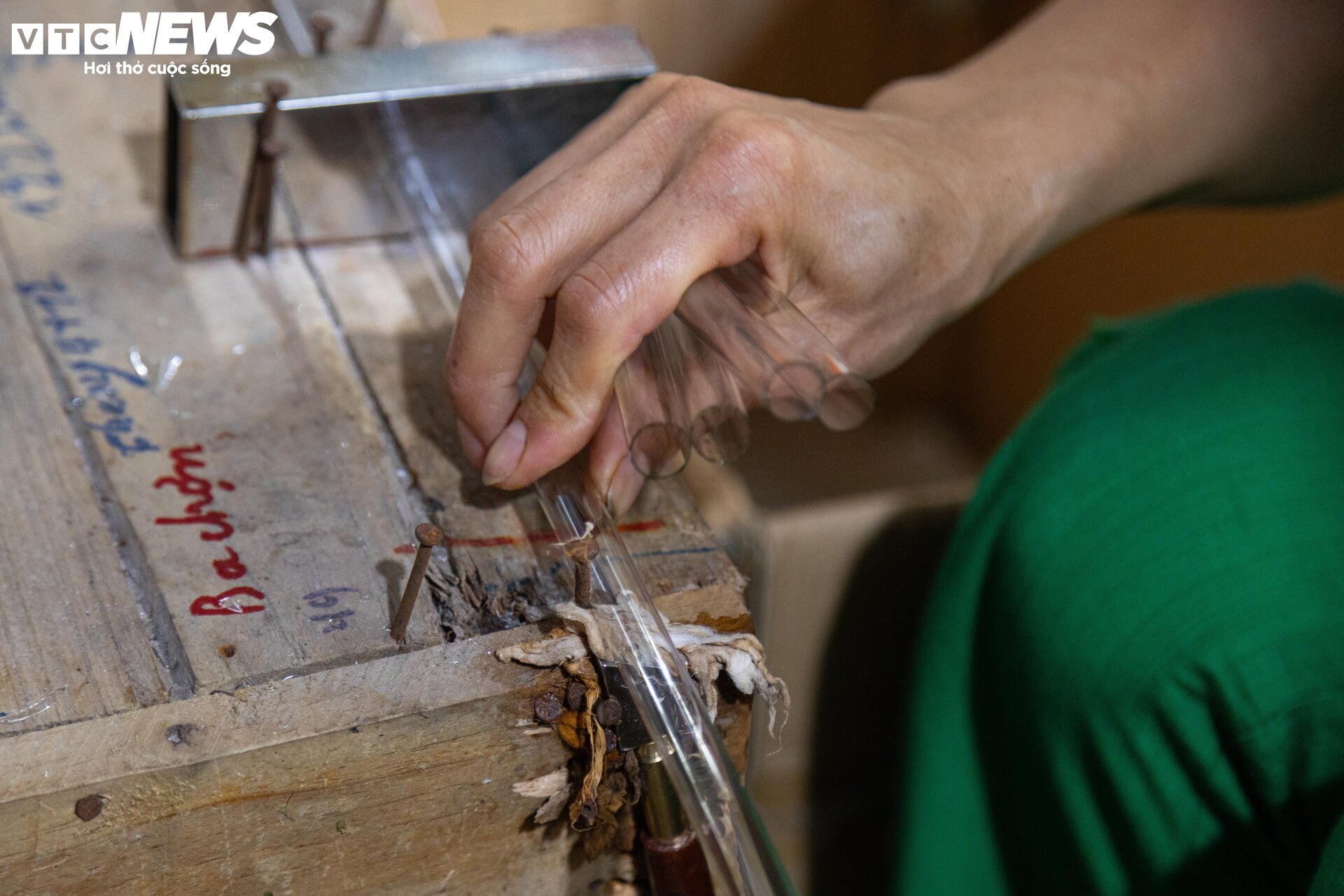 Nghề mưu sinh độc đáo ở Hà Nội: 'Ôm' lò lửa giữa nắng nóng để 'thổi' ra tiền - Ảnh 6