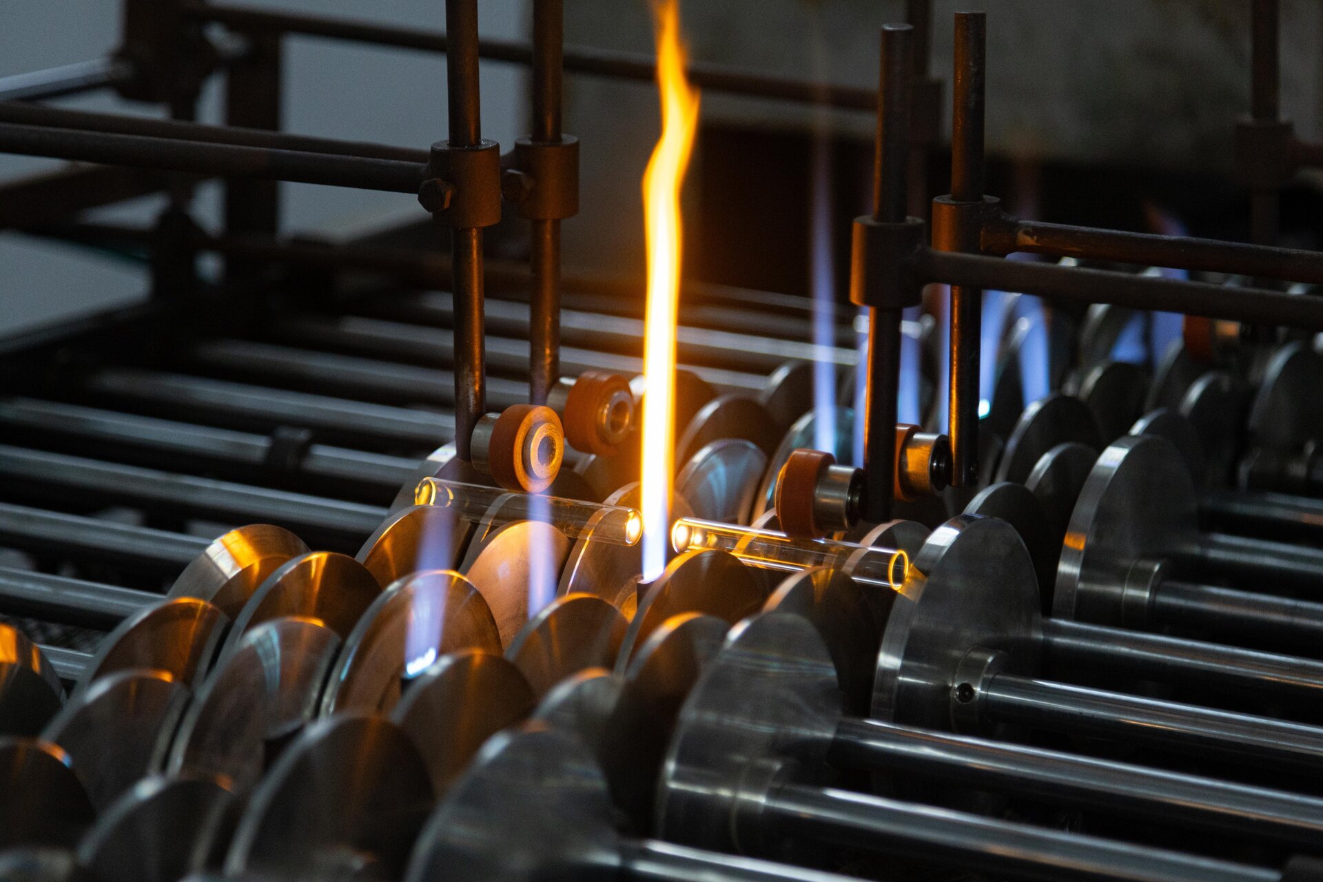 Nghề mưu sinh độc đáo ở Hà Nội: 'Ôm' lò lửa giữa nắng nóng để 'thổi' ra tiền - Ảnh 15