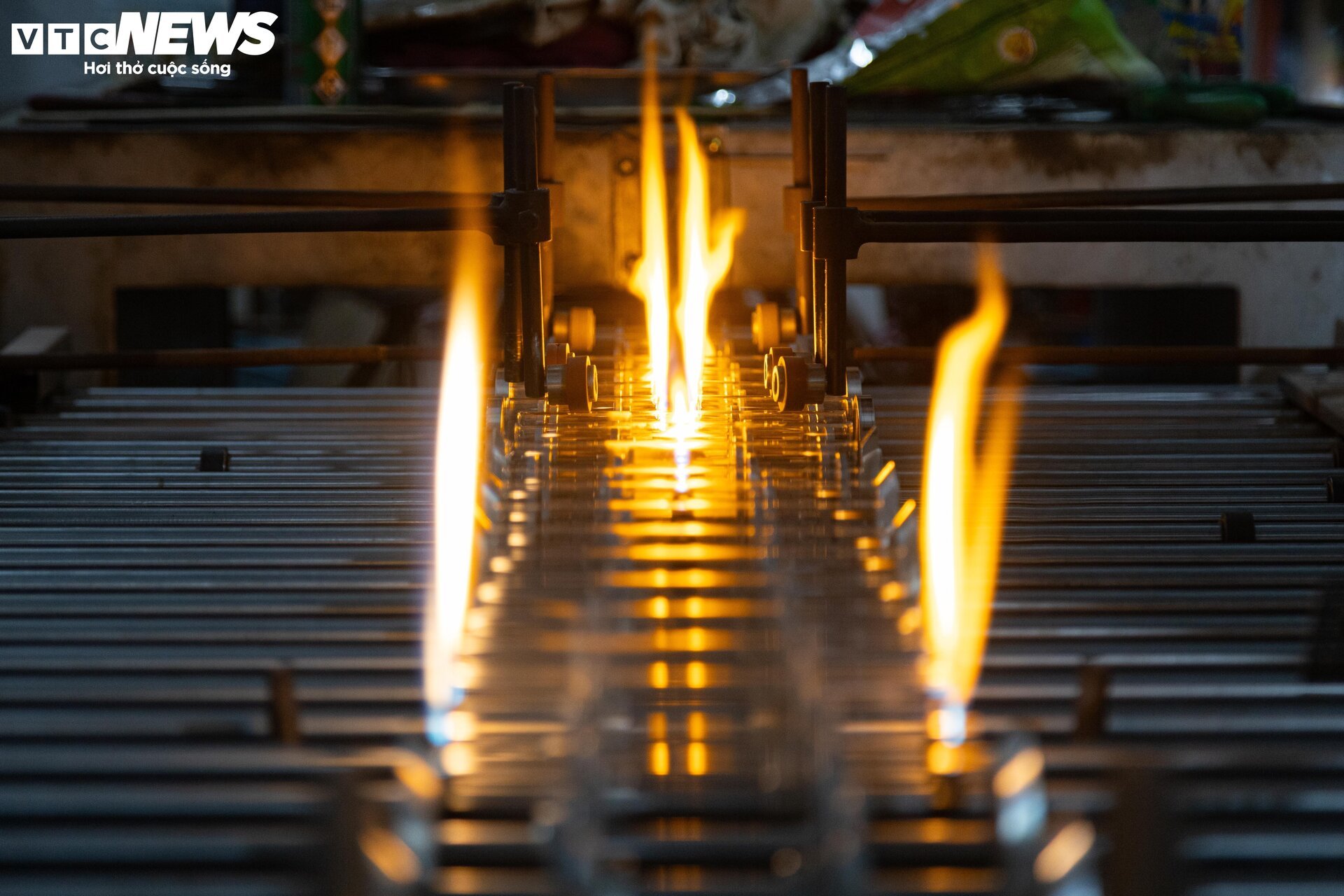 Nghề mưu sinh độc đáo ở Hà Nội: 'Ôm' lò lửa giữa nắng nóng để 'thổi' ra tiền - Ảnh 14