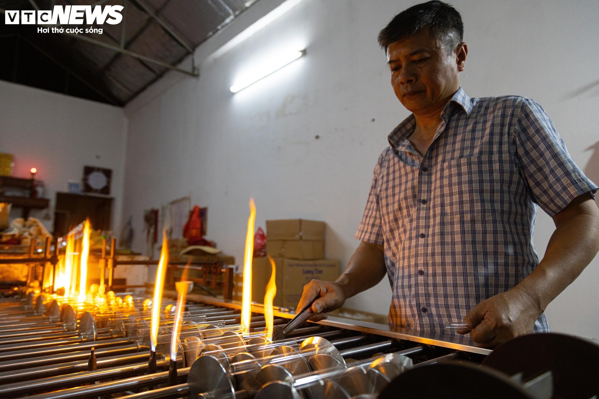 Nghề mưu sinh độc đáo ở Hà Nội: 'Ôm' lò lửa giữa nắng nóng để 'thổi' ra tiền - Ảnh 13