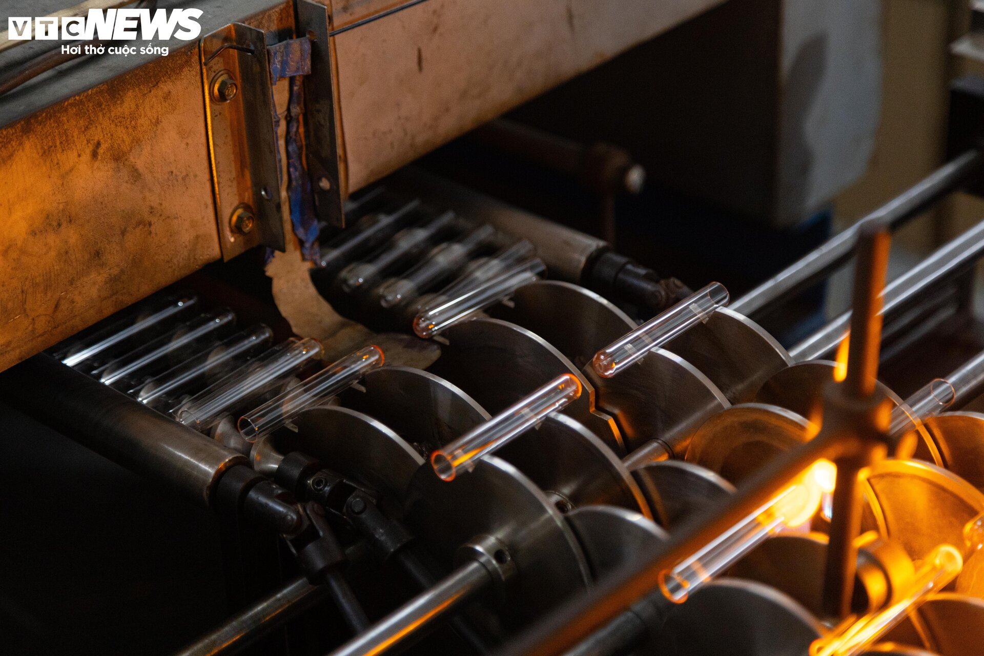 Nghề mưu sinh độc đáo ở Hà Nội: 'Ôm' lò lửa giữa nắng nóng để 'thổi' ra tiền - Ảnh 16