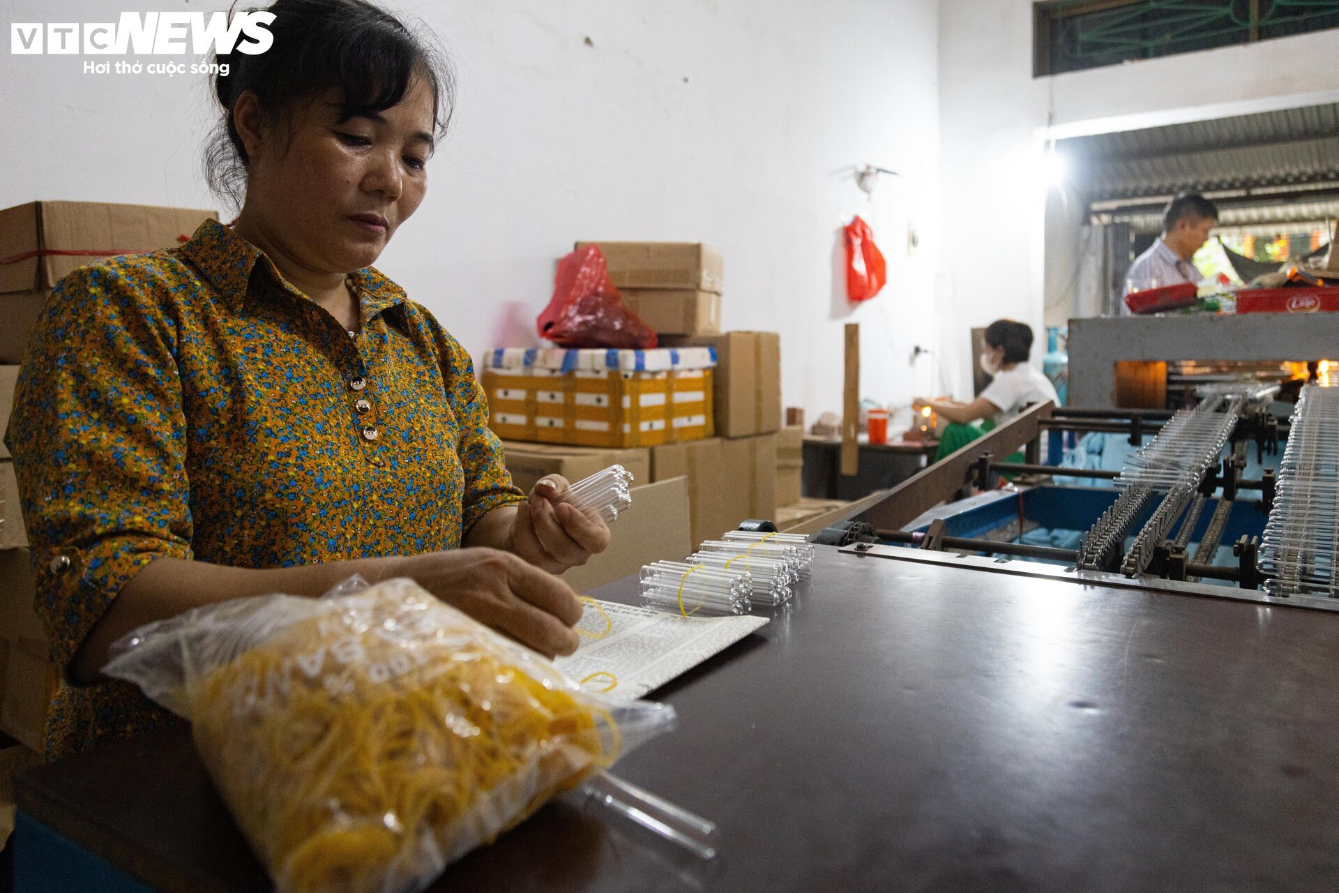 Nghề mưu sinh độc đáo ở Hà Nội: 'Ôm' lò lửa giữa nắng nóng để 'thổi' ra tiền - Ảnh 18