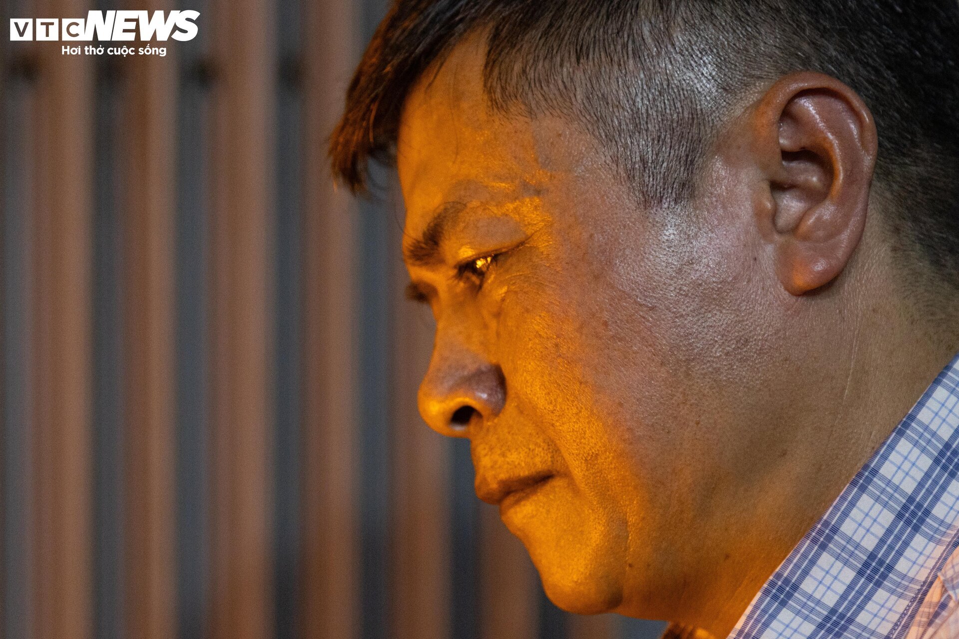 Nghề mưu sinh độc đáo ở Hà Nội: 'Ôm' lò lửa giữa nắng nóng để 'thổi' ra tiền - Ảnh 12