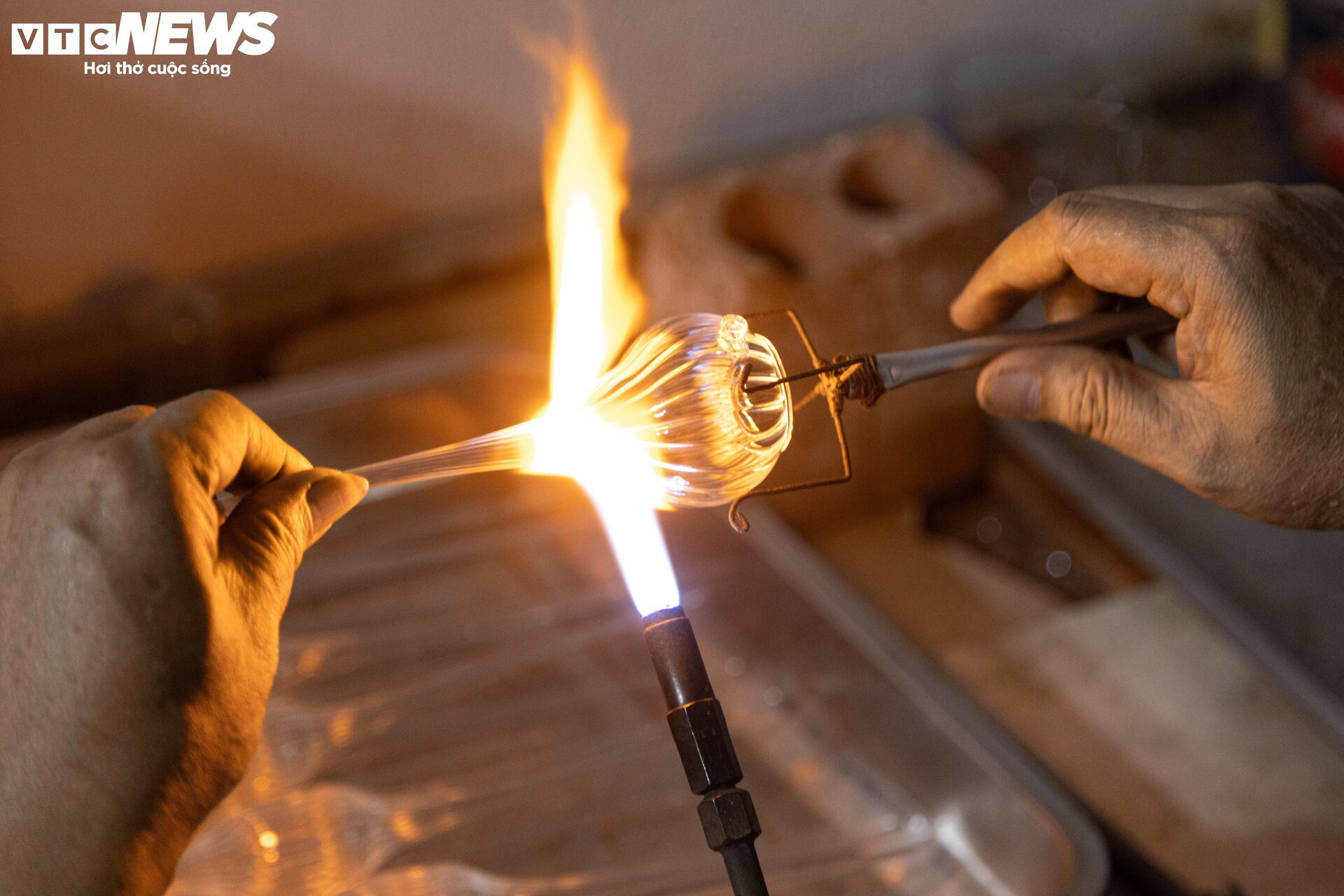 Nghề mưu sinh độc đáo ở Hà Nội: 'Ôm' lò lửa giữa nắng nóng để 'thổi' ra tiền - Ảnh 10