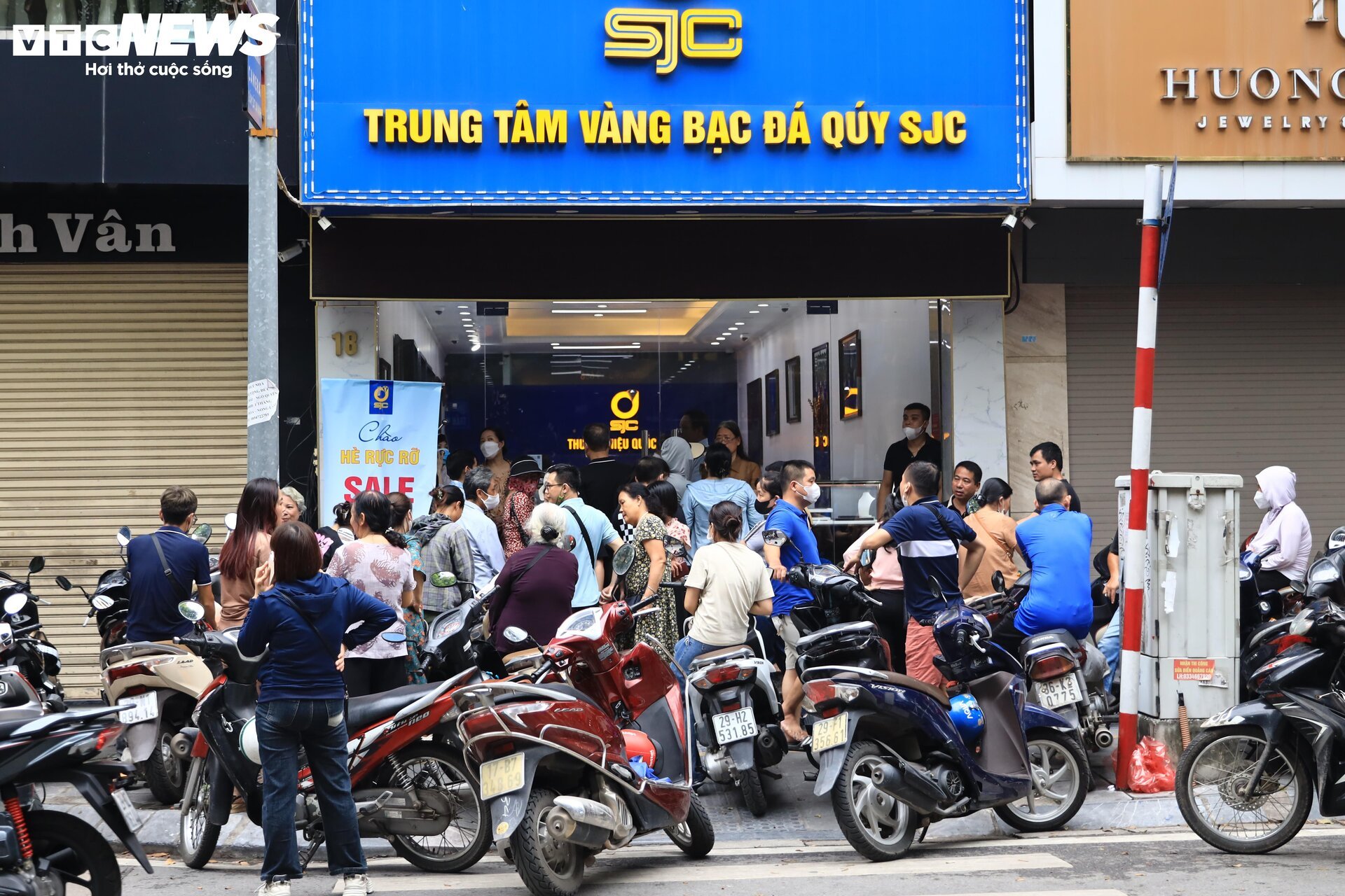 Giá vàng lao dốc: Ngân hàng chỉ bán, cửa hàng chỉ mua, nhiều khách về tay trắng - Ảnh 1