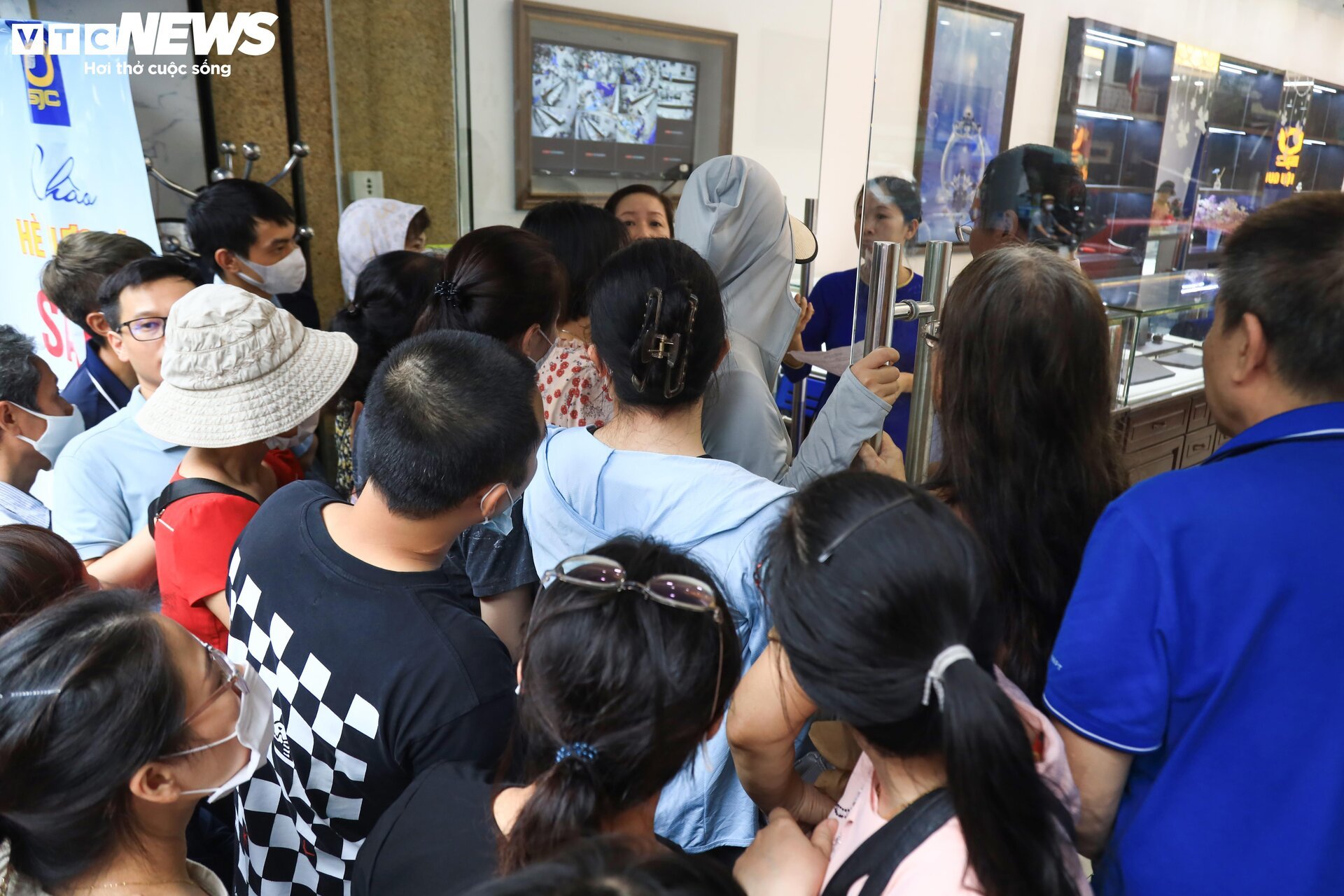 Giá vàng lao dốc: Ngân hàng chỉ bán, cửa hàng chỉ mua, nhiều khách về tay trắng - Ảnh 3