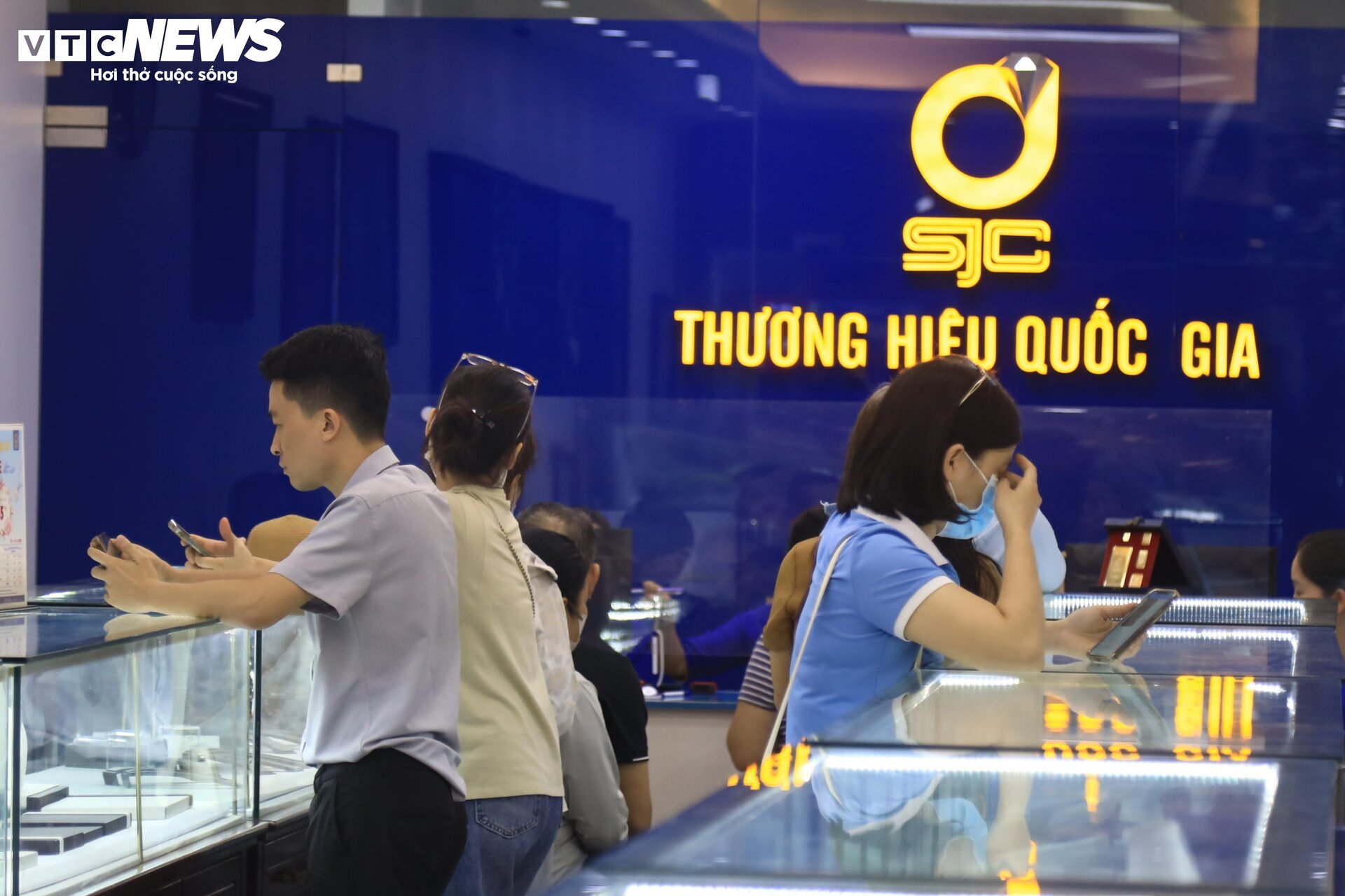 Giá vàng lao dốc: Ngân hàng chỉ bán, cửa hàng chỉ mua, nhiều khách về tay trắng - Ảnh 2