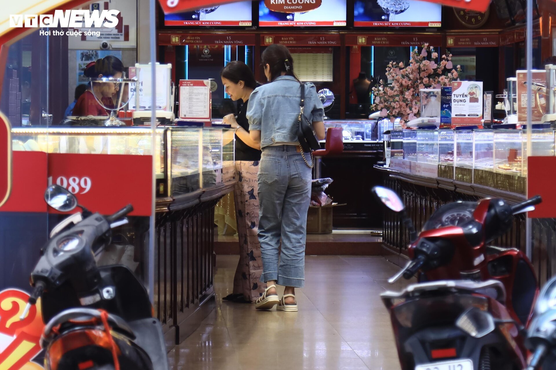 Giá vàng lao dốc: Ngân hàng chỉ bán, cửa hàng chỉ mua, nhiều khách về tay trắng - Ảnh 11