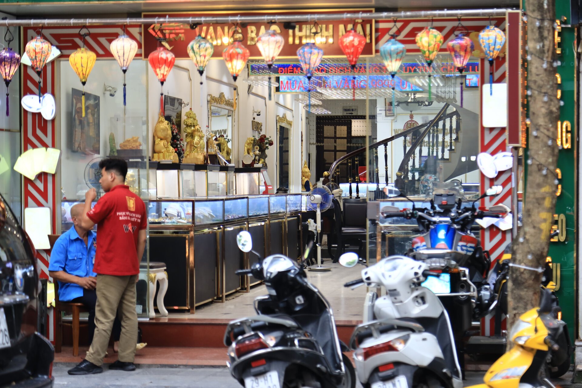 Giá vàng lao dốc: Ngân hàng chỉ bán, cửa hàng chỉ mua, nhiều khách về tay trắng - Ảnh 15