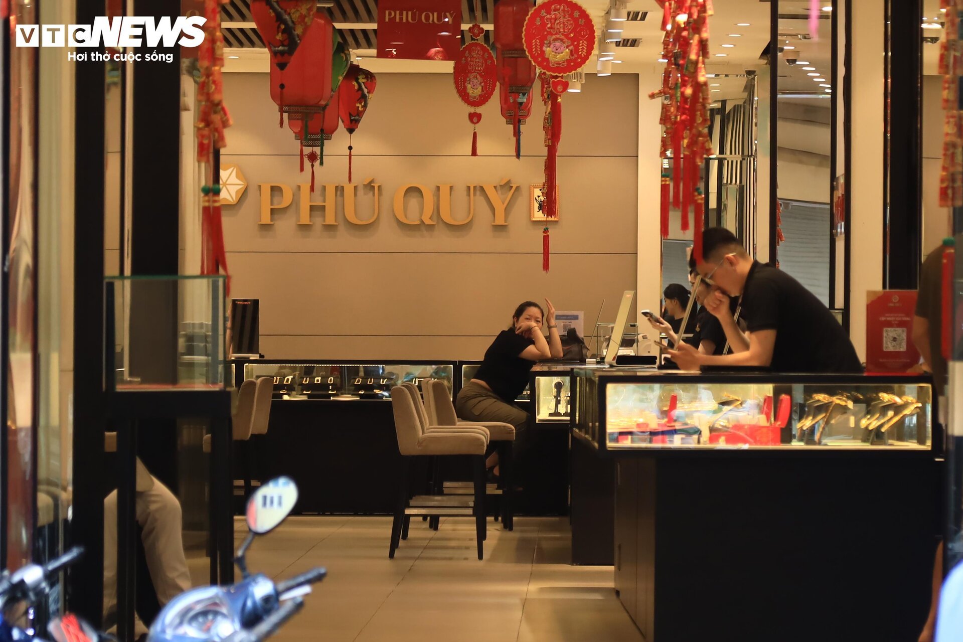 Giá vàng lao dốc: Ngân hàng chỉ bán, cửa hàng chỉ mua, nhiều khách về tay trắng - Ảnh 13