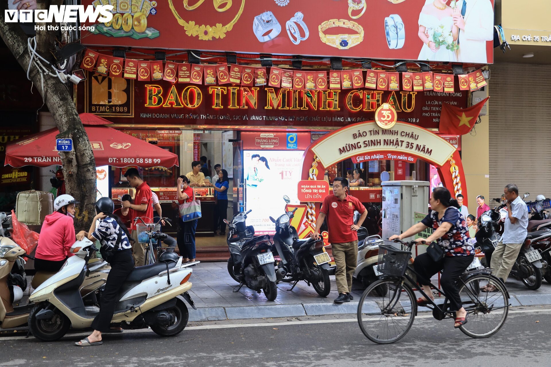 Giá vàng lao dốc: Ngân hàng chỉ bán, cửa hàng chỉ mua, nhiều khách về tay trắng - Ảnh 9