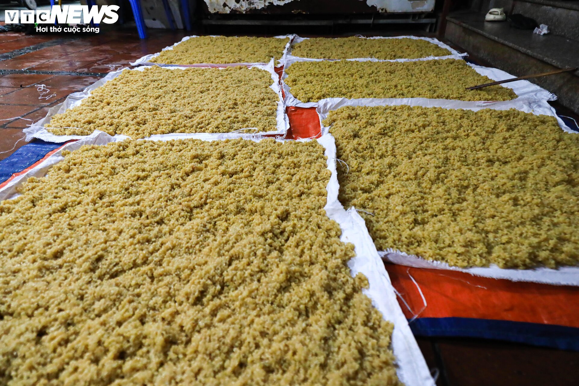 'Thủ phủ' rượu nếp ở Hà Nội sáng đèn suốt đêm trước ngày Tết Đoan Ngọ - Ảnh 5