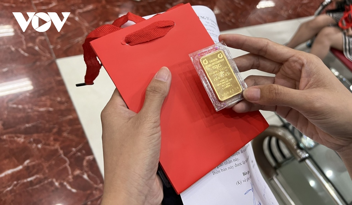 Vàng 2 giá: "Cò" xếp hàng mua vàng SJC kiếm lời - Ảnh 1