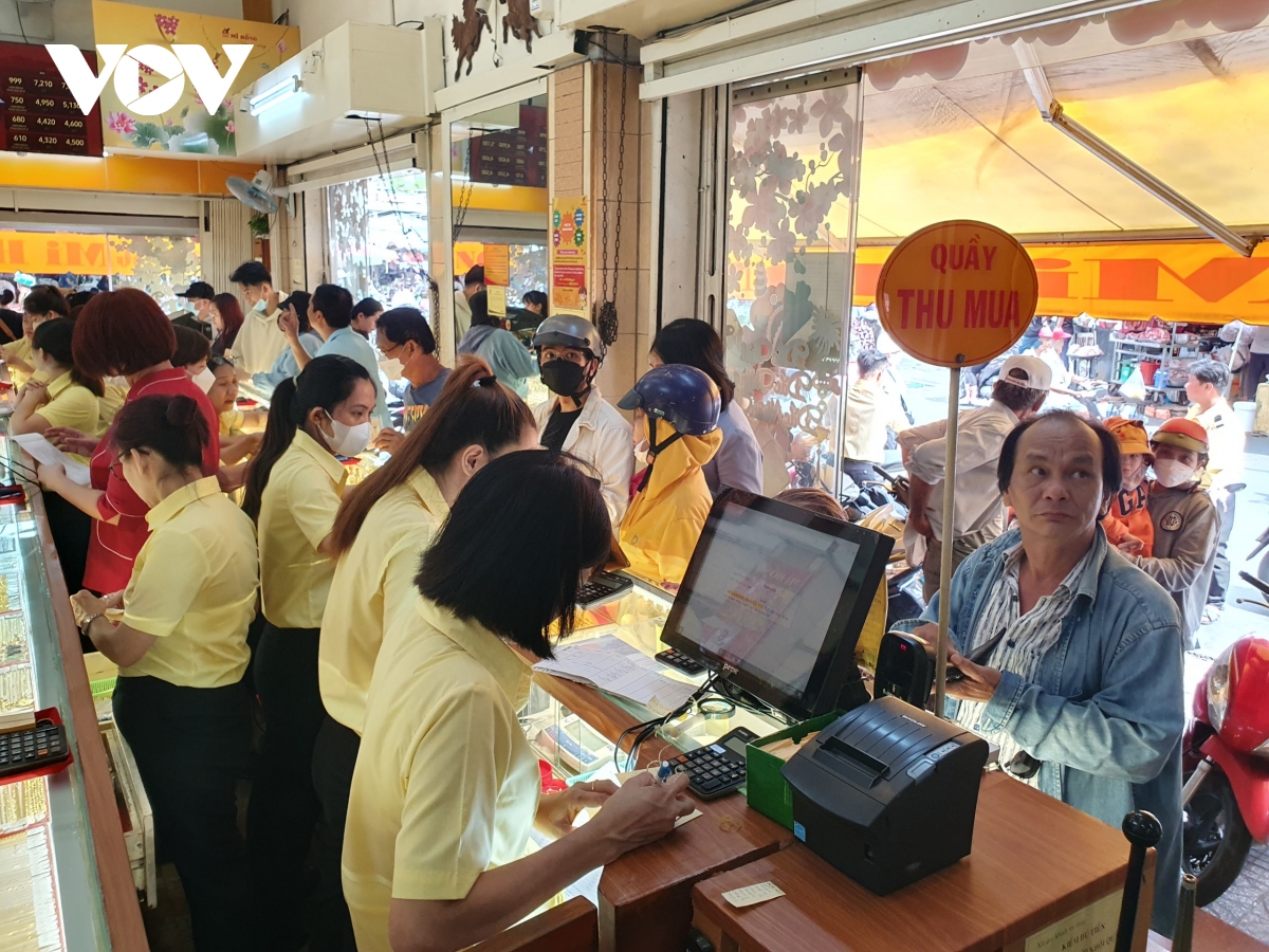 Vàng 2 giá: "Cò" xếp hàng mua vàng SJC kiếm lời - Ảnh 2