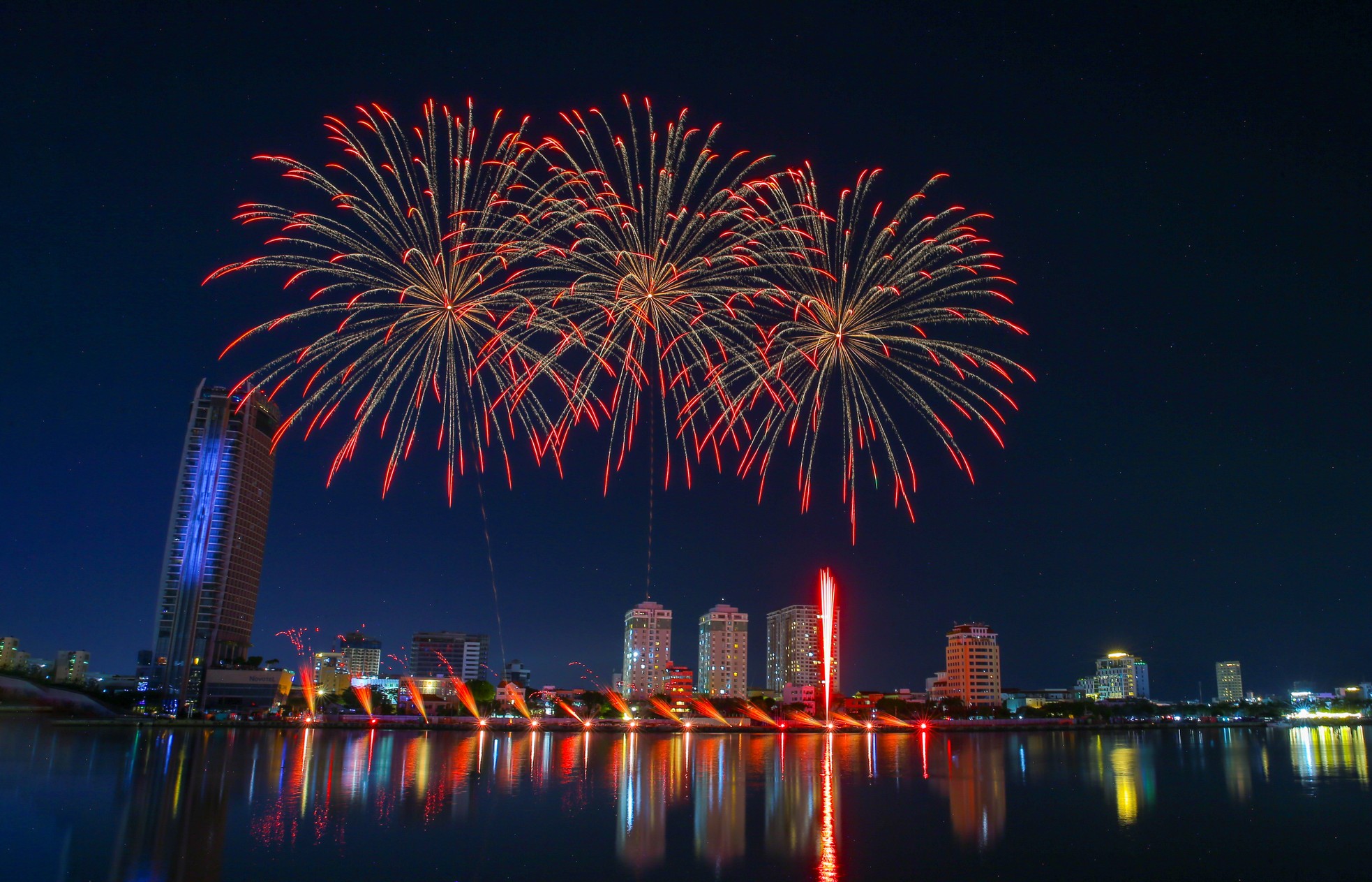 ‘Hốt bạc’ bán vé du thuyền xem pháo hoa quốc tế Đà Nẵng - Ảnh 10