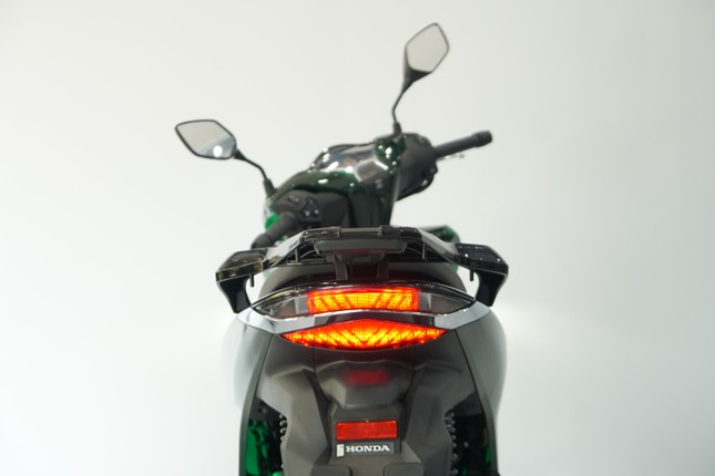 Giá rẻ nhất cũng lên đến 140 triệu đồng, Honda SH Vetro vừa "cập bến" Việt Nam có gì đặc biệt? - Ảnh 7