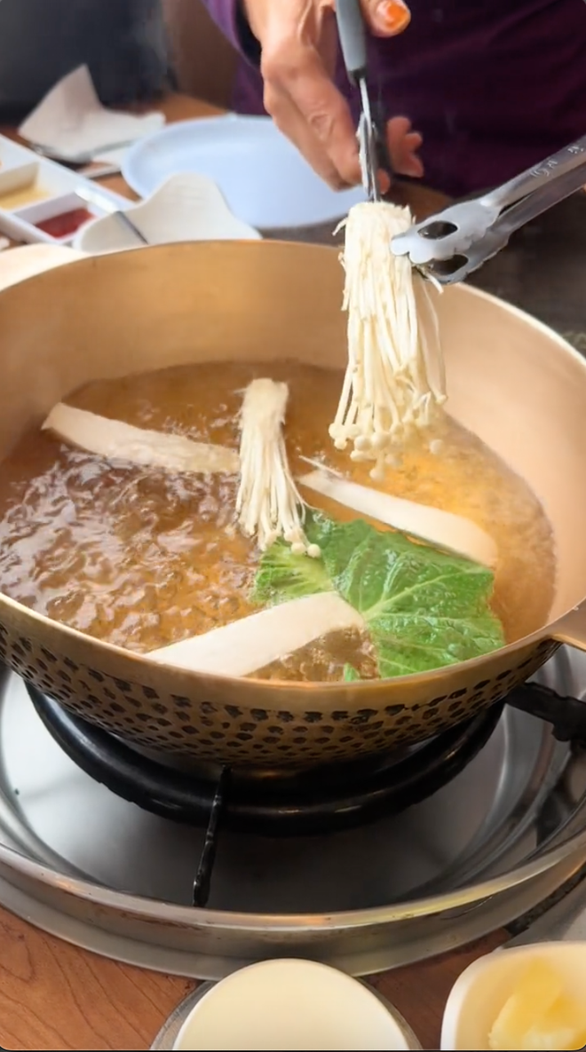 Một món ăn gắn "mác" Việt Nam bán đầy ở Hàn Quốc trong khi người Việt lại chưa bao giờ nghe tên - Ảnh 4