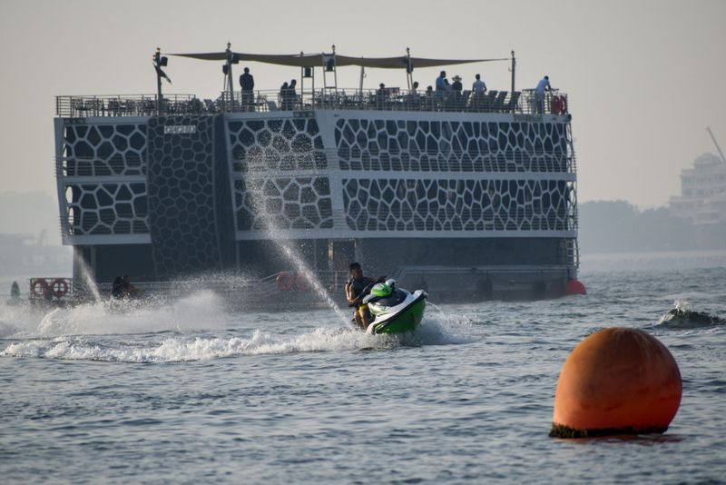 Tránh nóng đỉnh điểm kiểu nhà giàu: Người dân Dubai đổ xô đi du thuyền, thuê khách sạn xa xỉ ở cho mát - Ảnh 4