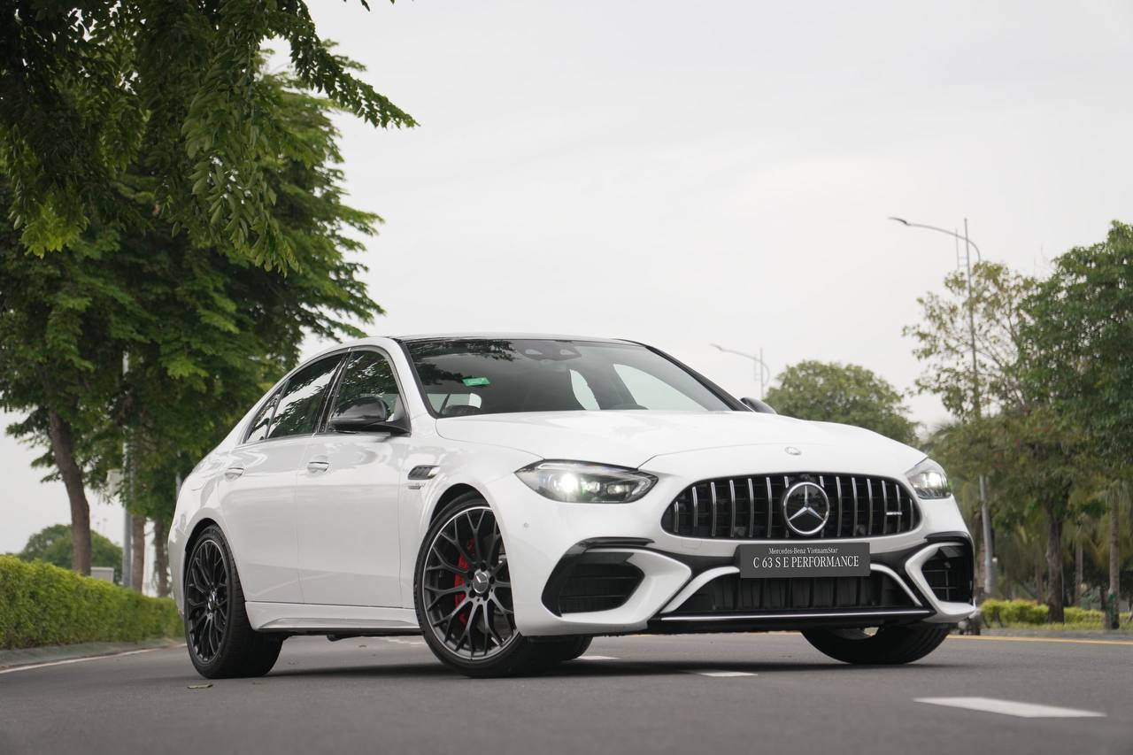 Mercedes-AMG C 63 S E Performance giá 4,9 tỷ đồng đầu tiên về Việt Nam: Mạnh ngang siêu xe, nhiều 'đồ chơi' khủng cho tín đồ tốc độ - Ảnh 1