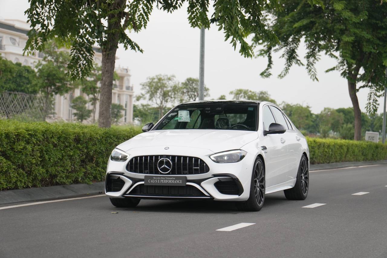 Mercedes-AMG C 63 S E Performance giá 4,9 tỷ đồng đầu tiên về Việt Nam: Mạnh ngang siêu xe, nhiều 'đồ chơi' khủng cho tín đồ tốc độ - Ảnh 12