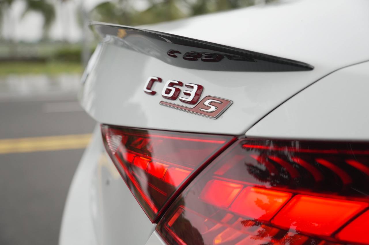 Mercedes-AMG C 63 S E Performance giá 4,9 tỷ đồng đầu tiên về Việt Nam: Mạnh ngang siêu xe, nhiều 'đồ chơi' khủng cho tín đồ tốc độ - Ảnh 7