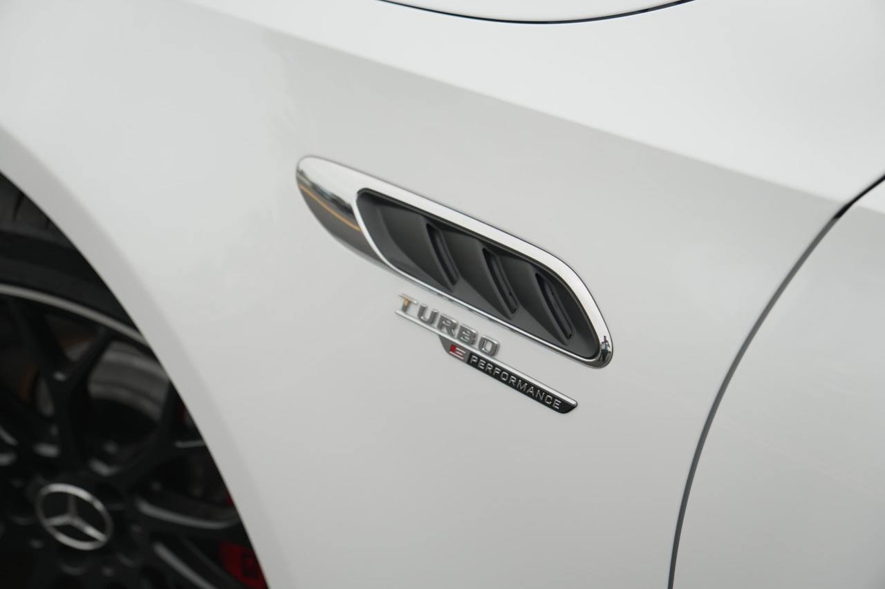 Mercedes-AMG C 63 S E Performance giá 4,9 tỷ đồng đầu tiên về Việt Nam: Mạnh ngang siêu xe, nhiều 'đồ chơi' khủng cho tín đồ tốc độ - Ảnh 4