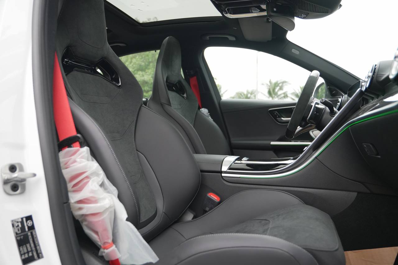 Mercedes-AMG C 63 S E Performance giá 4,9 tỷ đồng đầu tiên về Việt Nam: Mạnh ngang siêu xe, nhiều 'đồ chơi' khủng cho tín đồ tốc độ - Ảnh 9