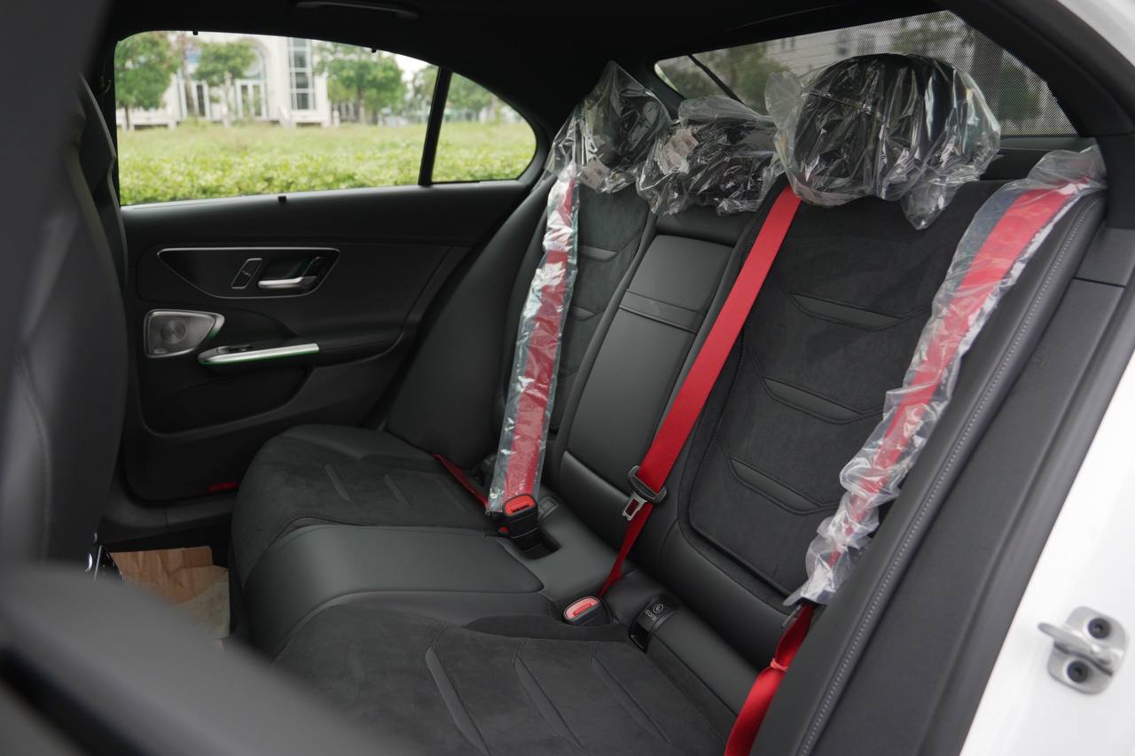 Mercedes-AMG C 63 S E Performance giá 4,9 tỷ đồng đầu tiên về Việt Nam: Mạnh ngang siêu xe, nhiều 'đồ chơi' khủng cho tín đồ tốc độ - Ảnh 10