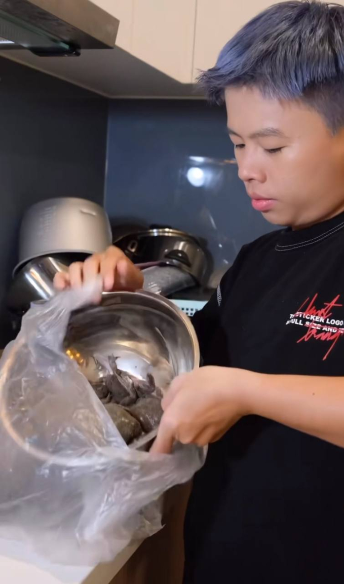 Món ăn gây tranh cãi hóa ra là đặc sản của Ninh Thuận: Vẻ ngoài khiến nhiều người “khiếp vía” nhưng giá cao ngất ngưởng - Ảnh 6