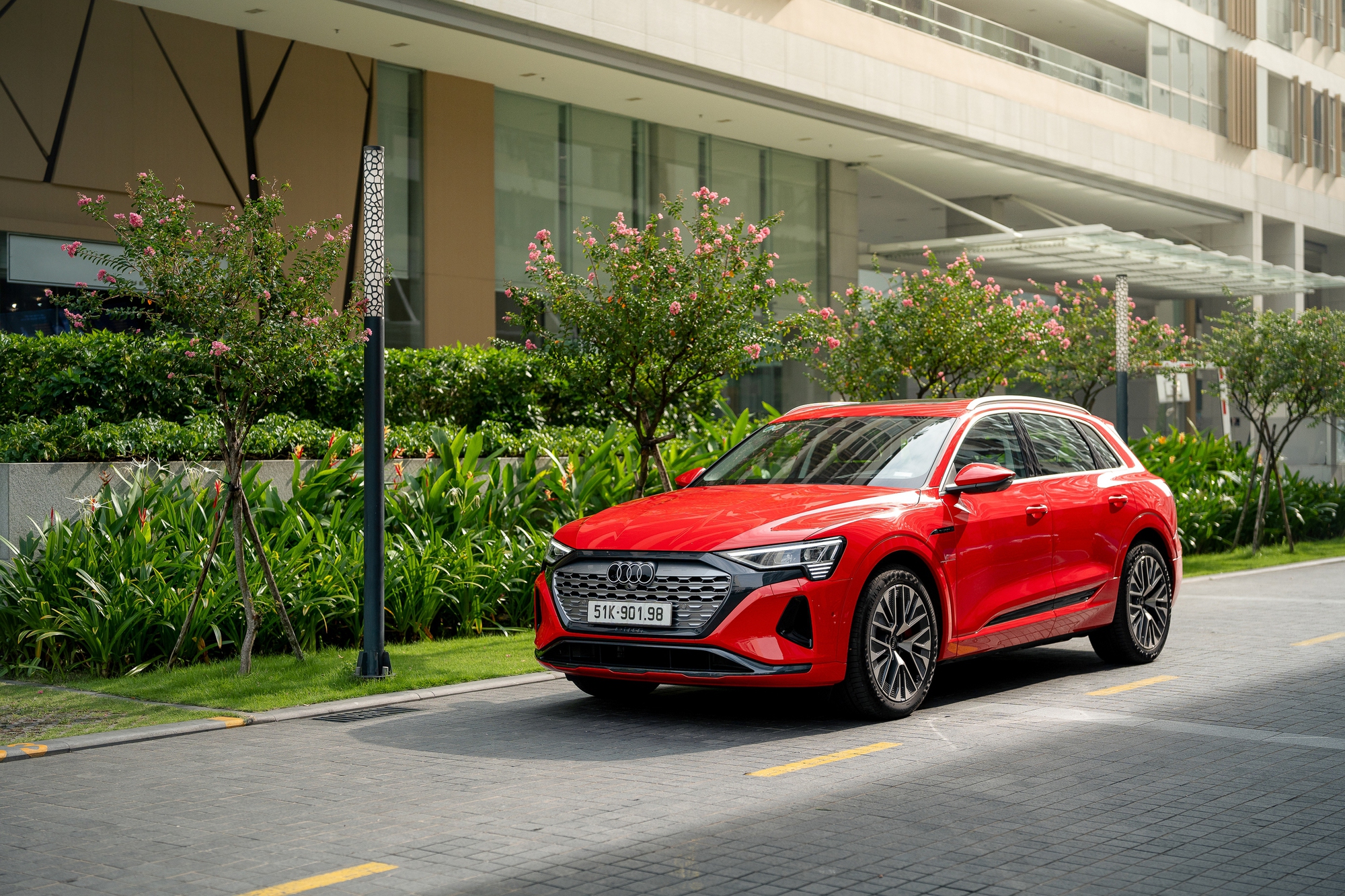 Audi Q8 e-tron ra mắt Việt Nam: Giá từ 3,8 tỷ đồng, bảo hành pin 8 năm, tặng sạc miễn phí - Ảnh 1