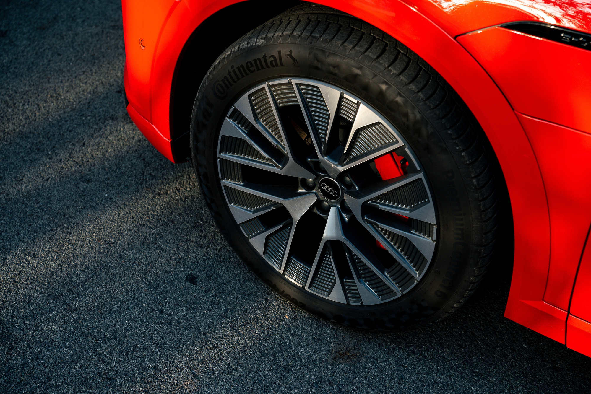 Audi Q8 e-tron ra mắt Việt Nam: Giá từ 3,8 tỷ đồng, bảo hành pin 8 năm, tặng sạc miễn phí - Ảnh 4